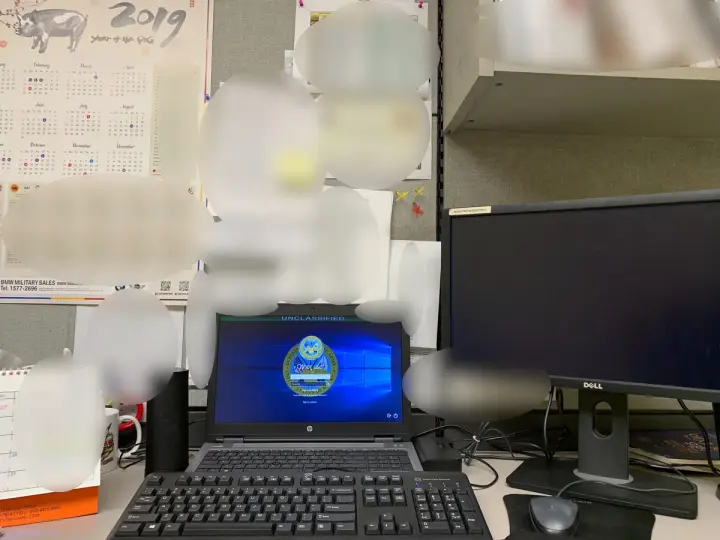 CID 요원의 사무실 내부, 보안상 일부 블러 처리된 모니터와 책상이 보이는 모습