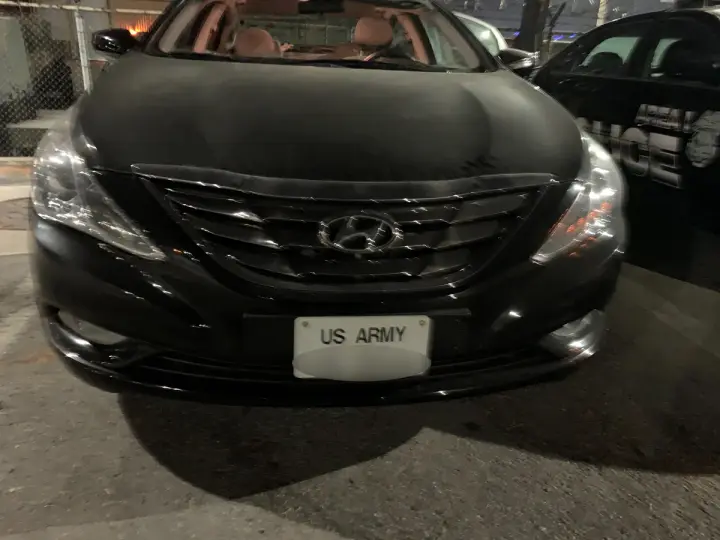 부대 내 차량에 부착된 미육군 전용 군용 번호판 클로즈업