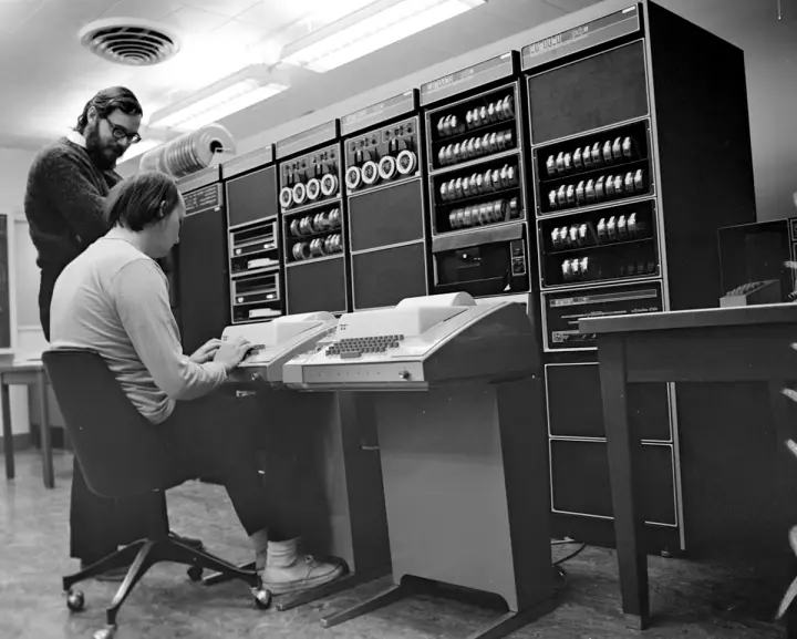 Ken_Thompson_-sitting-and_Dennis_Ritchie_at_PDP-11-2876612463-