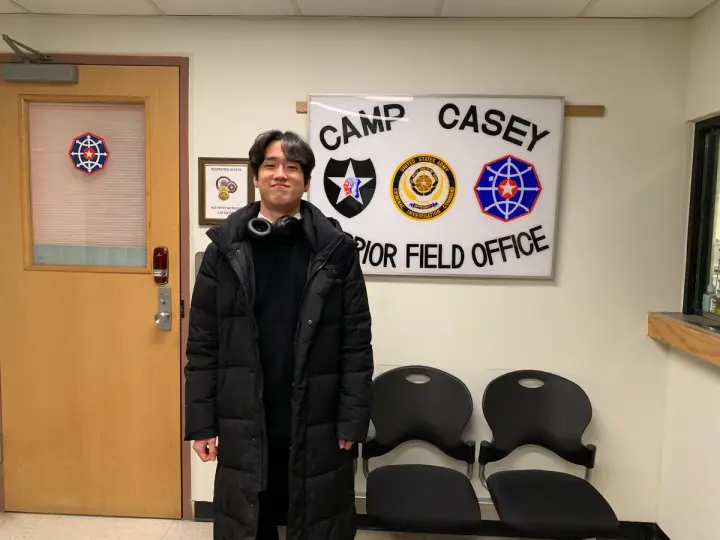 CID 건물 로비에서 촬영한 사진, 벽에 역대 CID 헌병감 사진이 걸려있는 복도